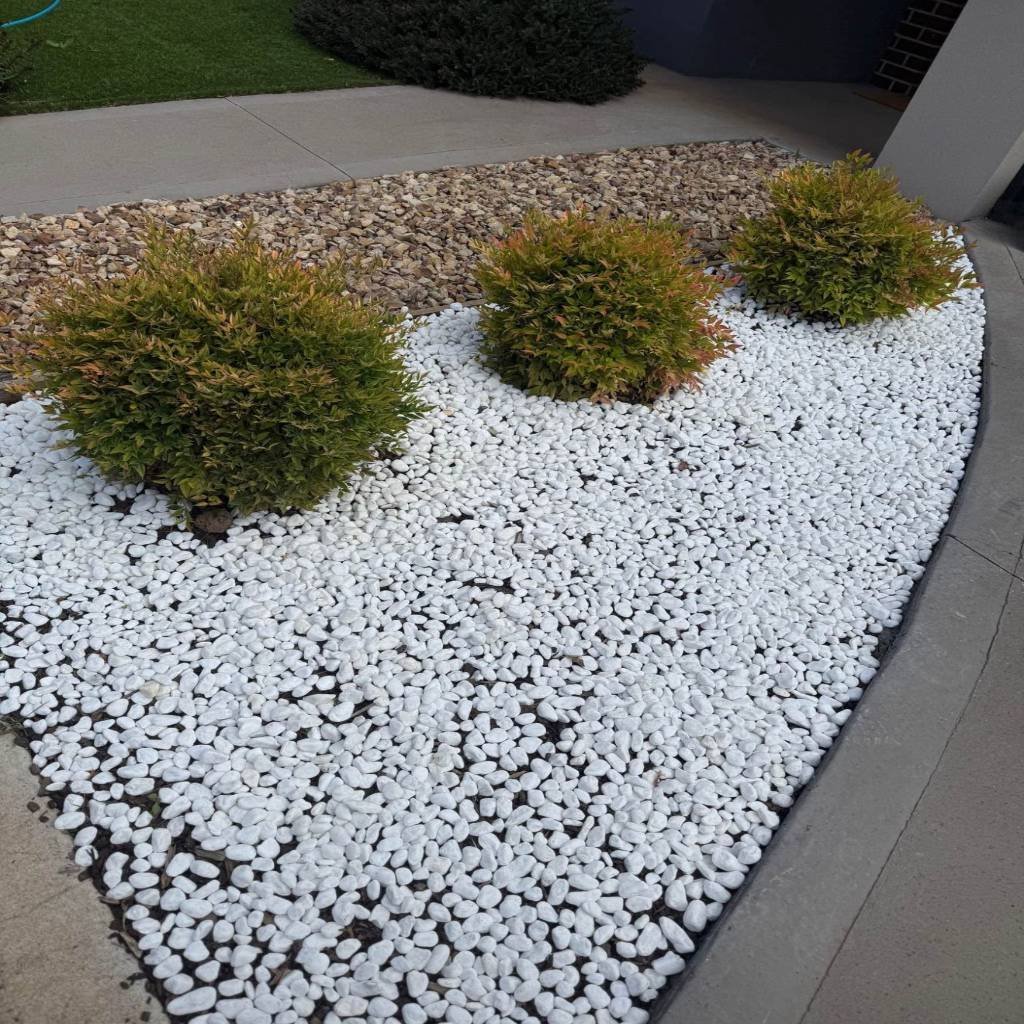 Snow White Pebbles (2-3cm) 20kg Bag - Image 3