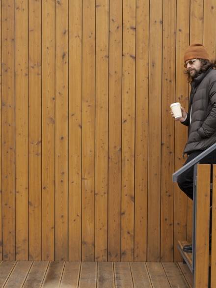 portrait-young-peson-with-their-frinds